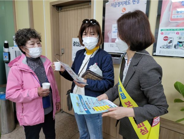 충북농협은 4월을 '대포통장 신규 발급 제로의 달'로 정하고 1일 괴산농협에서 전기통신 금융사기 피해예방 및 대포통장 근절 캠페인을 펼쳤다.