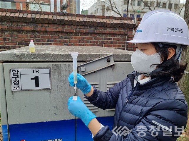 ▲ 전력연구원에서 자체 개발한 고분자 열화진단키트 시제품을 활용해 변압기의 열화진단을 수행하고 있다