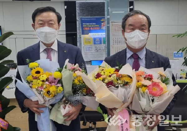 ▲ 이명섭 금왕농협조합장(오른쪽)김연학 금왕농협 상임이사가 수상한 후 기념촬영을 하고 있다.