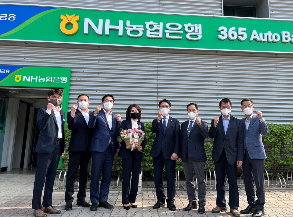 ▲ NH농협은행 청주시청지점이 지난 18일 첨단문화산업단지 1층에서 새롭게 금융서비스를 시작했다.