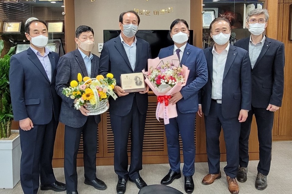 ▲ 농협충북본부는 20일 '상호금융자산 700조원 달성'을 기념해 청주축산농협에서 공로패 전달식을 가졌다.