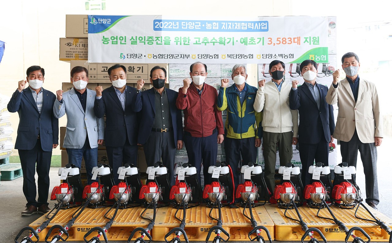 ▲ 류한우 단양군수와 단양지역 농협조합장들이 지역농가에 편의장비를 전달하고 있다. 사진=단양군제공