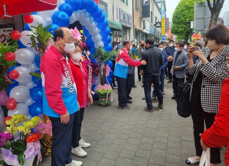 ▲ 26일 류한우 예비후보 부부(왼쪽)가 선거캠프 입구에서 개소식에 참석한 지지자들에게 인사를 하고 있다. 사진=류한우 예비후보제공