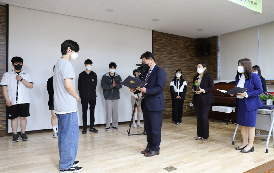 충북국제교육원이 4일 서포터즈들에게 임명장을 주고 있다.