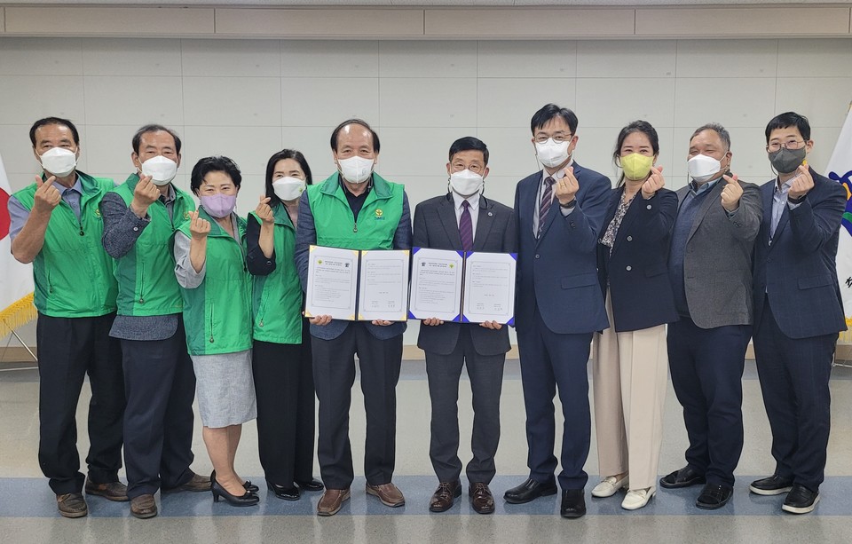 ▲ 10일 단양교육지원청과 단양군새마을회가 지역과 교육발전을 위한 업무협약을 갖고 기념촬영을 하고 있다. 사진=단양교육지원청제공