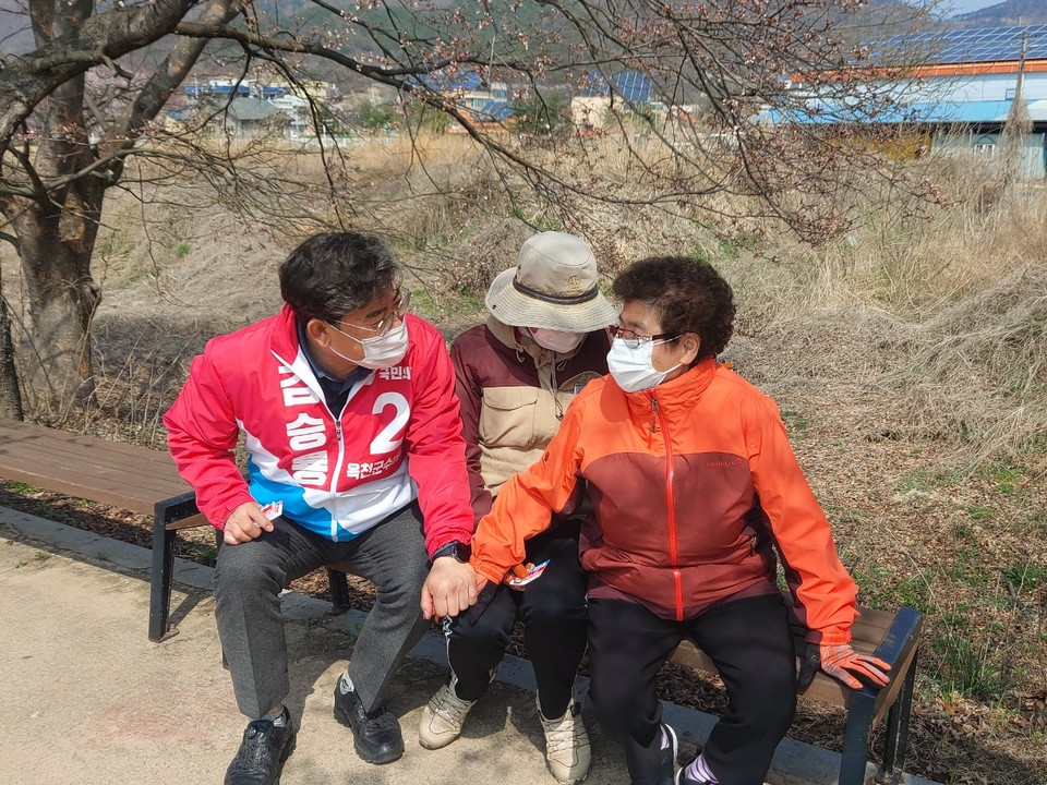 ▲ 국민의힘 김승룡 옥천군수 후보가 유권자를 만나 한 표를 호소하고 있다.