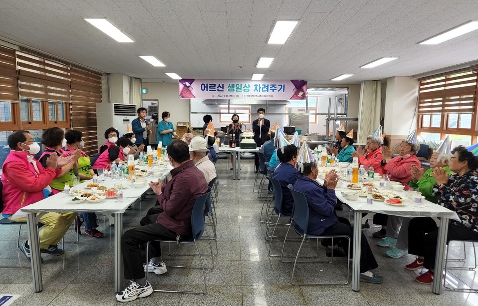 ▲ 단양군 영춘면지역사회보장협의체가 올 상반기 생일을 맞은 노인들에게 생일상을 선물하고 있다. 사진=단양군제공