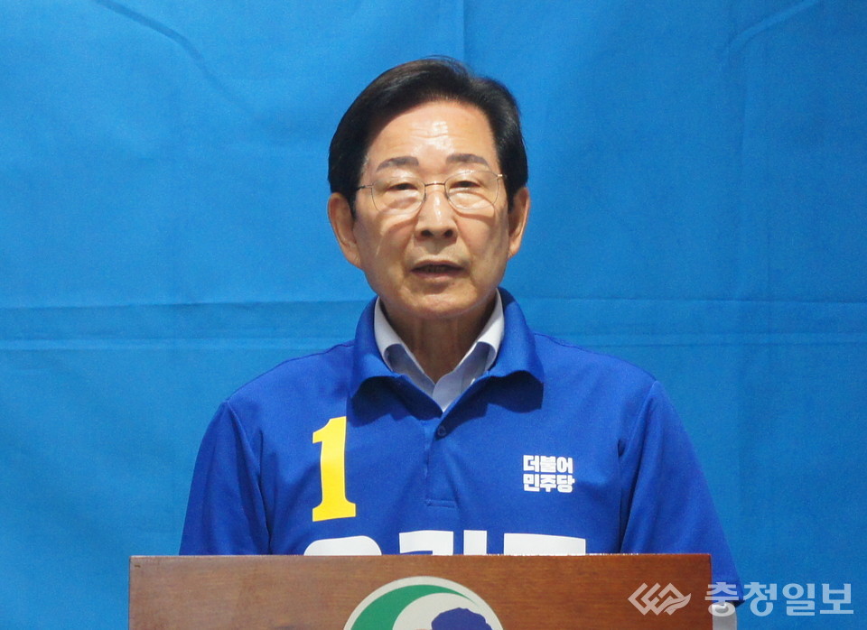 ▲ 우건도 후보가 25일 충주시청에서 응급의료진 인건비 보조 공약을 발표하고 있다.