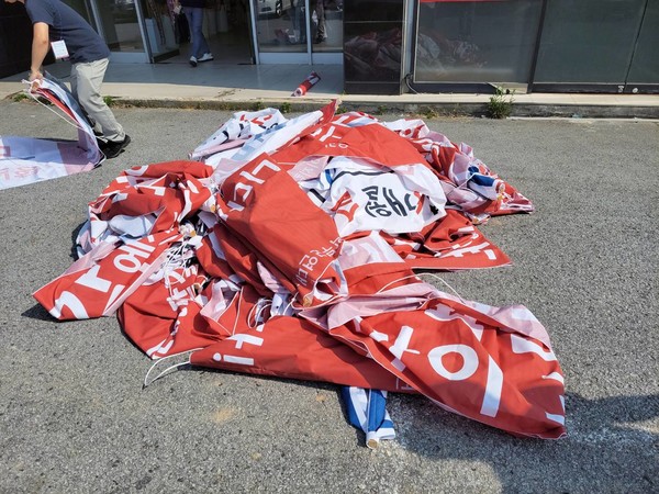 ▲ 김지철 캠프 수거한 현수막