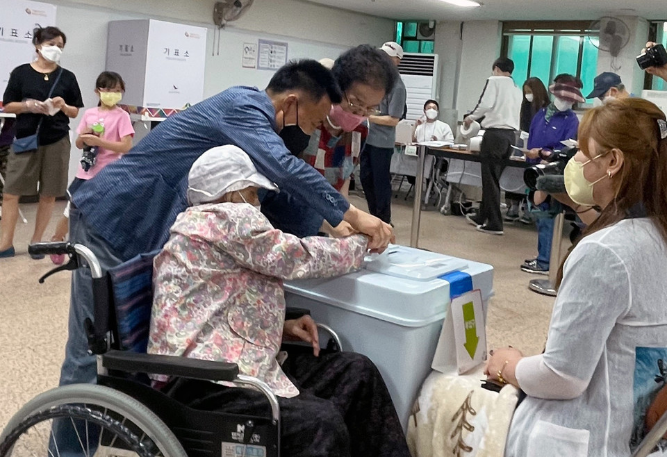 ▲ 6·1 지방선거 사전투표 마지막날인 28일 오전 광주 북구 문흥1동 사전투표소에서 광주 최고령 유권자인 박명순(118) 할머니가 투표를 하고 있다/연합뉴스