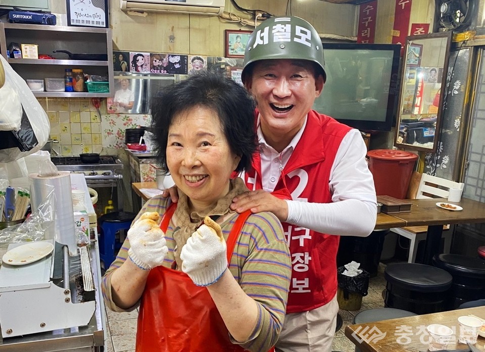 ▲ 지난 24일 한민시장에서 유세를 펼치고 있는 서철모 국민의힘 대전 서구청장 후보