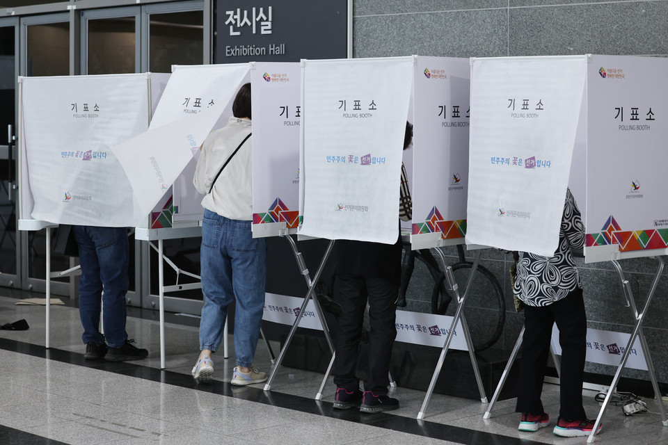 ▲ 제8회 전국동시지방선거일인 1일 서울 영등포구 영등포아트홀에 마련된 당산제1동 제4투표소에서 유권자들이 투표를 하고 있다. /연합뉴스