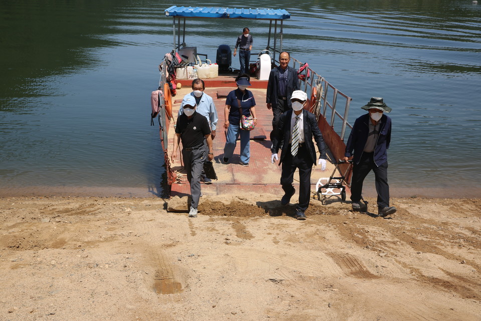 ▲ 충북 옥천군 옥천읍 대청호 연안마을인 오대리 마을주민들이 투표소를 가기 위해 철선에서 내리고 있다.