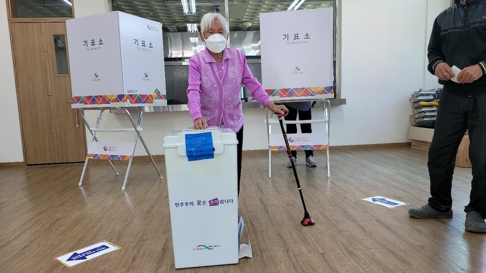 ▲ 충북 옥천군 최고령자인 이용금 할머니가 1일 청산면 삼방리 마을회관 투표소에서 투표하고 있다.