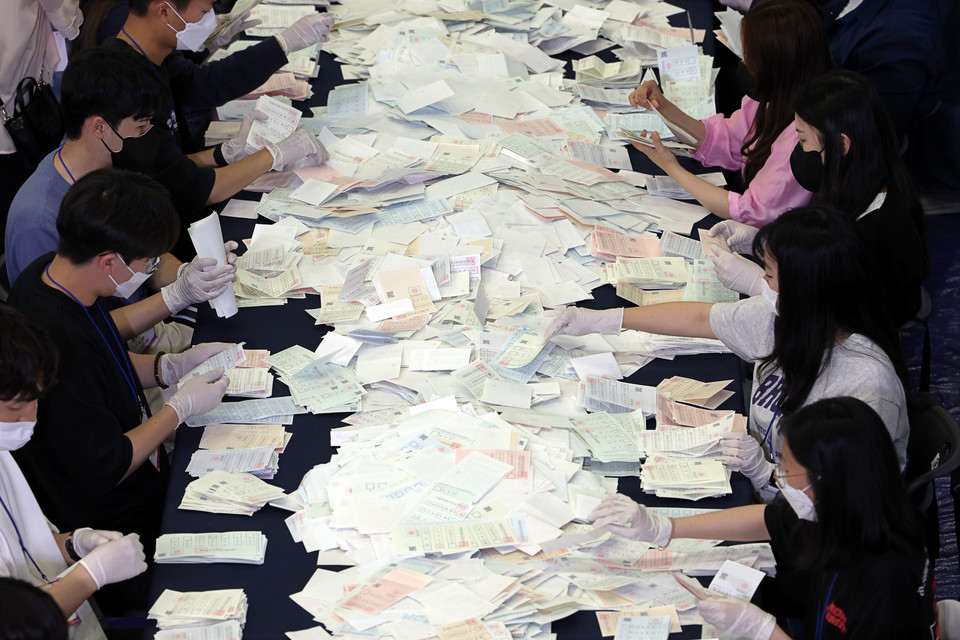 ▲ 제8회 전국동시지방선거일인 1일 오후 서울 종로구 경기상고 체육관에 마련된 개표소에서 개표 작업이 진행되고 있다.이날 마친 6·1 지방선거의 투표율 잠정치는 50.9%로, 역대 두 번째로 낮은 투표율을 기록했다. /연합뉴스