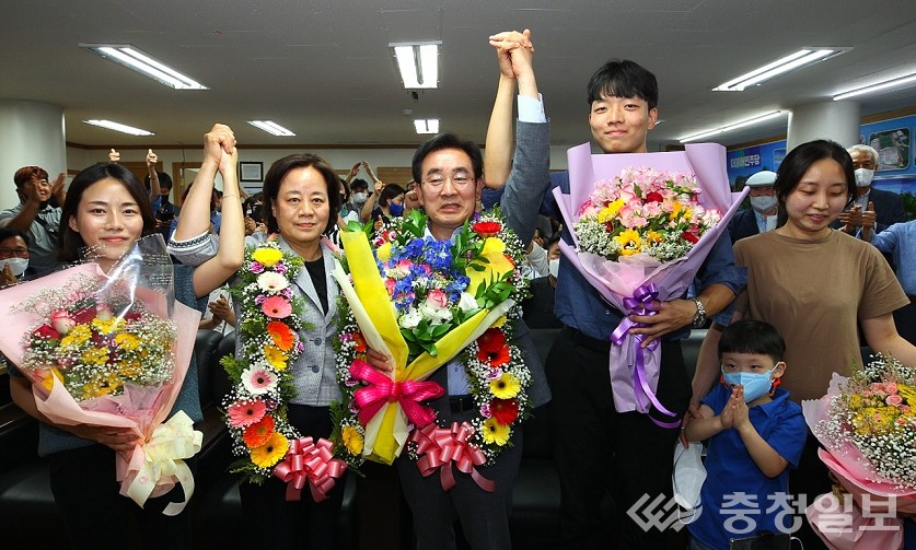 ▲3선 연임에 성공한 송기섭 충북 진천군수(가운데)가 1일 선거캠프에서 부인 조명환 여사 등 가족들과 환호하고 있다. 