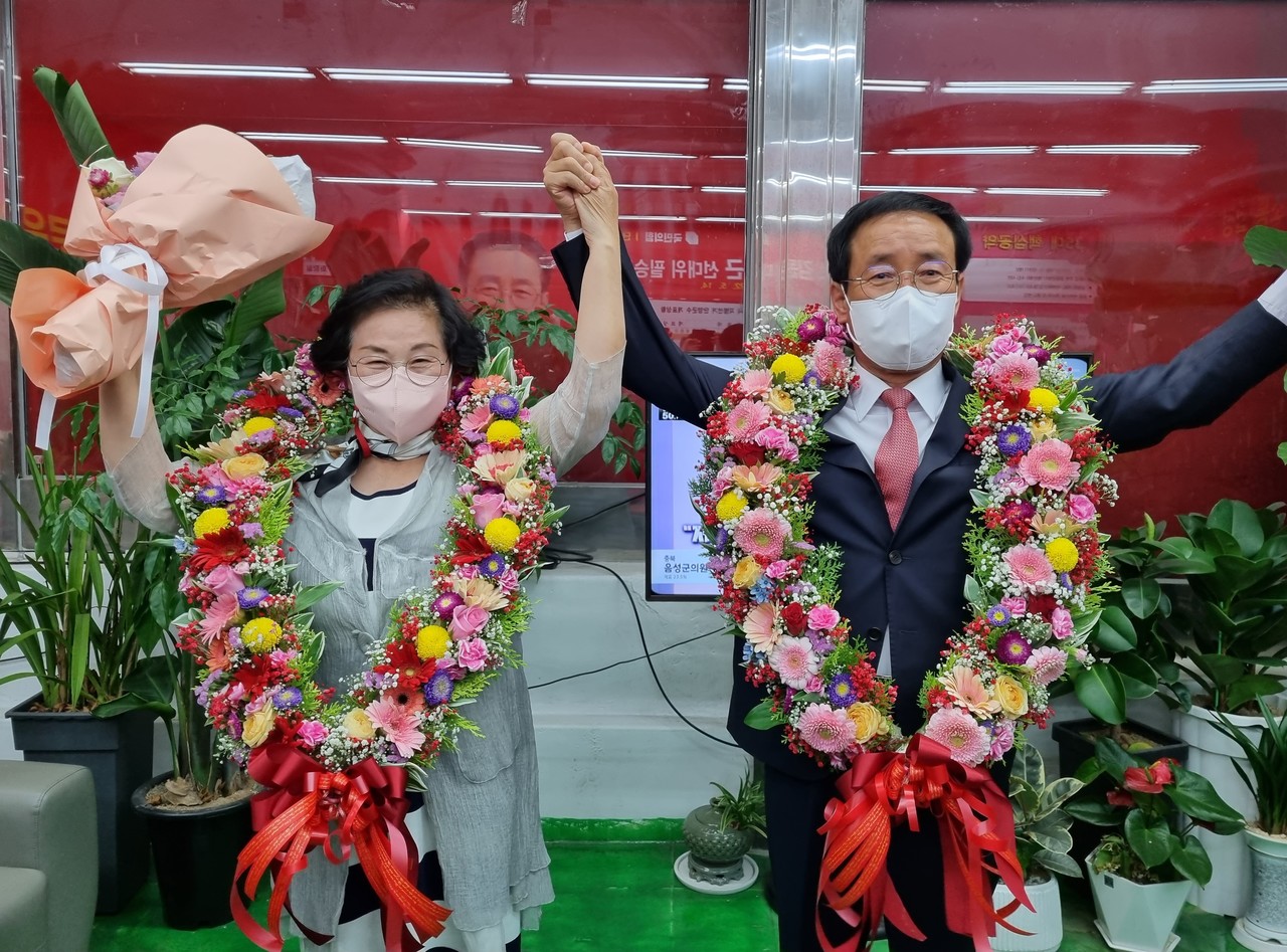 ▲ 김문근 단양군수 당선자(오른쪽)와 부인 송이화 여사가 지지자들이 전해준 당선 축하 꽃다발을 받고 기뻐하고 있다. 사진=목성균기자