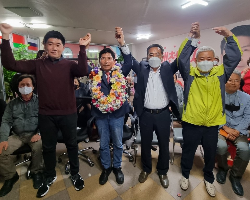 ▲ 김창규 제천시장 당선자(왼쪽 두 번째)가 당선 축하 꽃다발을 목에 걸고 지지자들과 기뻐하고 있다. 사진=독자제공