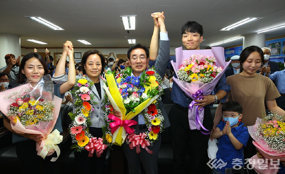 ▲ 송기섭 충북 진천군수(가운데)가 지난 1일 선거캠프에서 부인 조명환 여사 등 가족들과 당선이 확정되자 환호하고 있다..