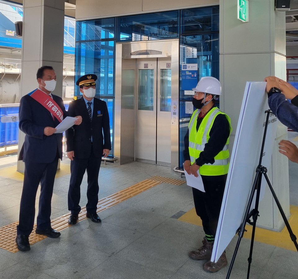 ▲ 제천관리역 철도안전문화 캠페인에 참여한 엄태영 국회의원(왼쪽)이 제천역 직원으로부터 역 현황을 설명받고 있다. 사진=제천관리역제공