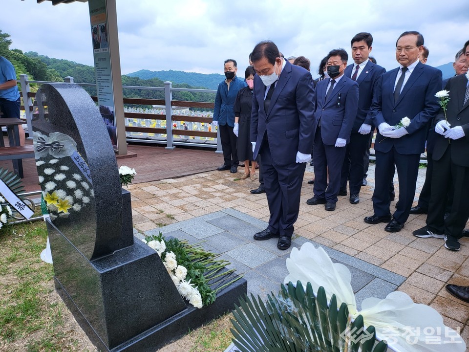 ▲ 6일 최민호 세종시장 당선인이 국립대전현충원에서 현충탑 참배하고 연평해전 전사자 묘역을 찾아 호국영령의 넋을 기렸다. 사진은 최 당선인이 연평해전 전사자 묘역에서 묵념을 하고 있다.