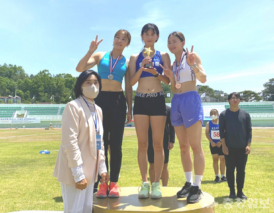 ▲ 충주시청 조민지(가운데)가 30회 KBS배 전국육상경기대회에서 장대높이뛰기 우승 트로피를 들고 입상자들과 기념촬영했다.