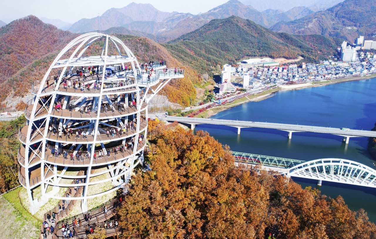 ▲ 단양 만천하스카이워크 가을 모습. 사진=단양군제공