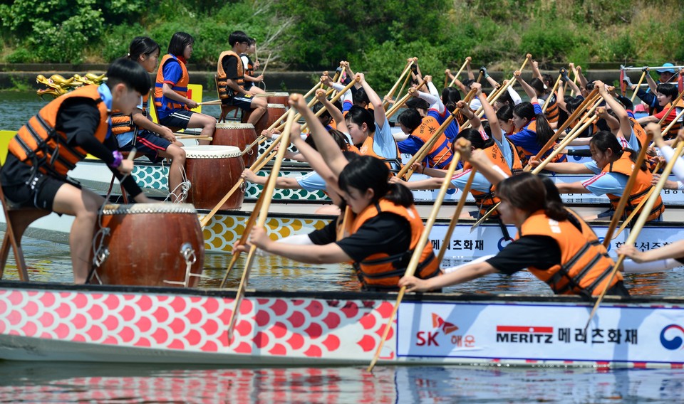 ▲ 해양수산부가 후원하고 한국해양소년단연맹이 주관하는'16회 전국 카누·드래곤보트 대회'가 지난 18일 블랙스톤 벨포레리조트에서 개최된다.사진은 지난해 대회사진.