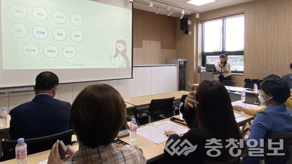 ▲ 음성군 청소년상담복지센터는 청소년들이 인터넷·스마트폰 과다 사용에 따른 심각성을 인식하고 자기조절 능력향상, 과의존 예방과 해소를 위한 프로그램을 진행했다.