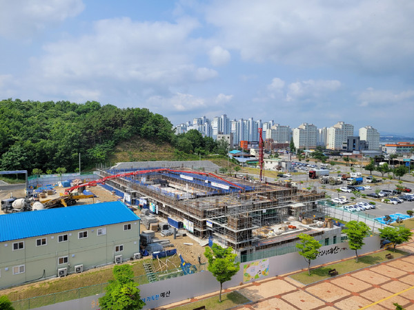 ▲ 예산 1100년 기념관 2층 골조공사 중 레미콘 타설 모습