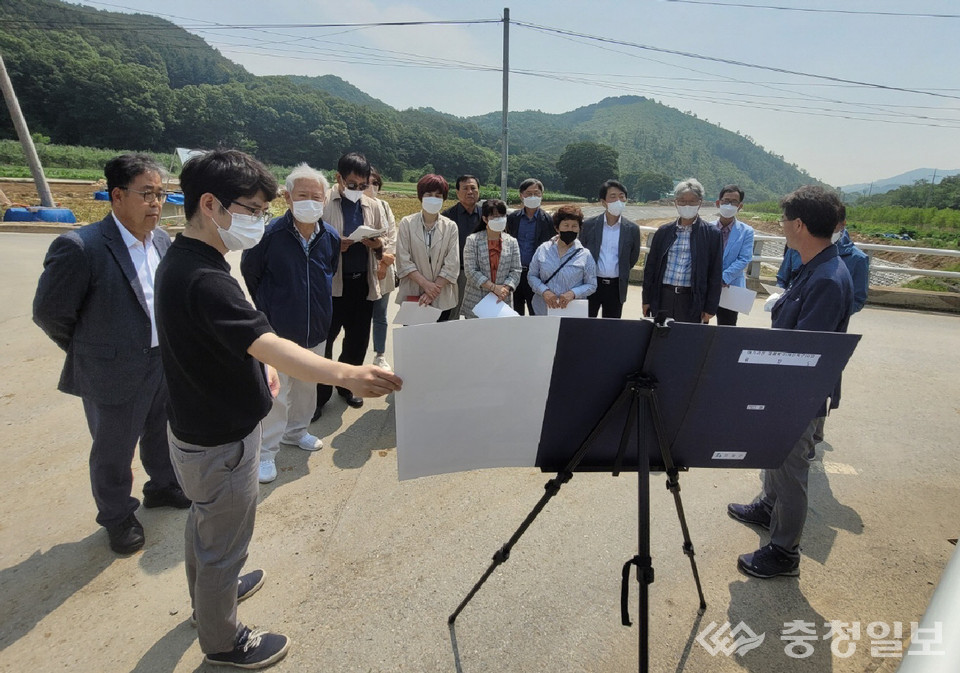 ▲ 김문근 충북 단양군수 당선자 인수위원회가 재해 복구 현장을 방문해 상황을 살펴보고 있다.