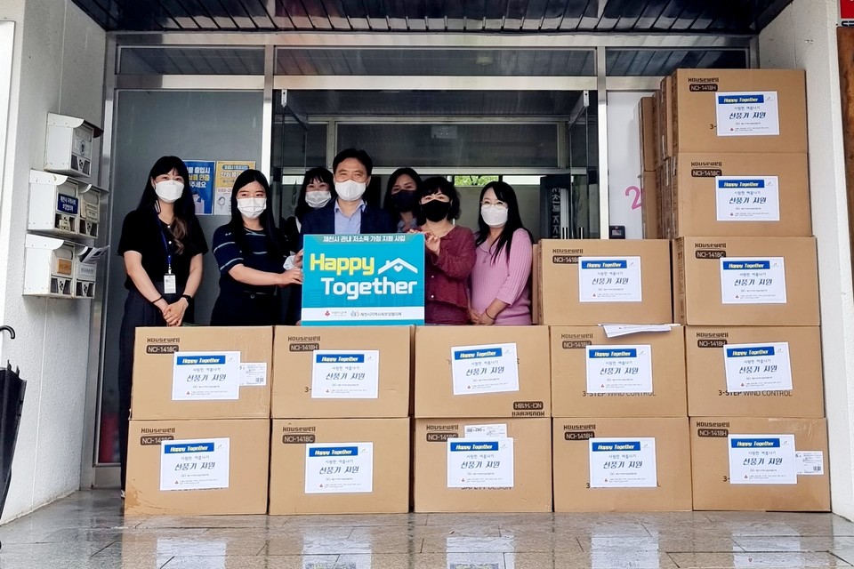 ▲ 선풍기 전달에 앞서 사진촬영을 하고 있는 제천시지역사회보장협의체. 사진=제천시제공