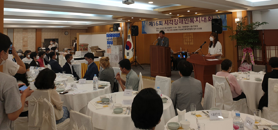 지난달 30일 열린 '16회 청주시 시각장애인 복지대회'에서 이범석 시장 당선인이 인사말을 하고 있다.