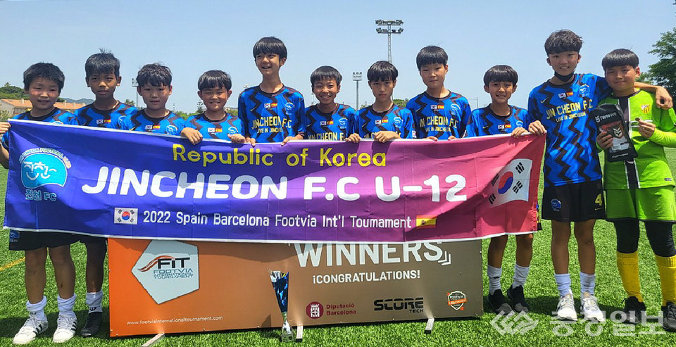 ▲ 충북 진천FC유소년 U-12팀 성수들이 지난 3일 스페인에서 열린 바르셀로나 축구 국제 대회에서 준우승을 차지한 뒤 기념촬영하고 있다.