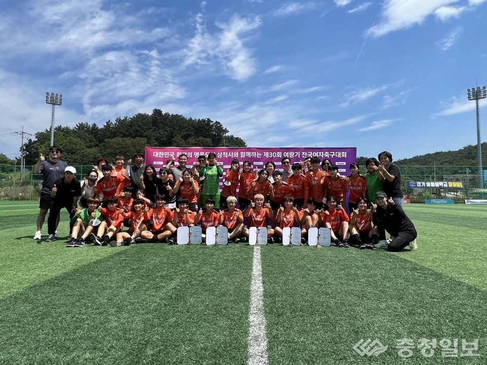 ▲ 여왕기 전국여자축구대회에서 준우승을 차지한 대덕대학교 여자축구부 선수들 모습