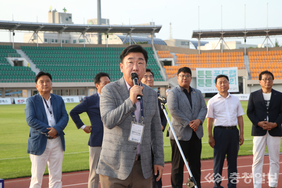 ▲ 이범석 청주시장이 청주FC 홈이벤트전에서 축사하고 있다.