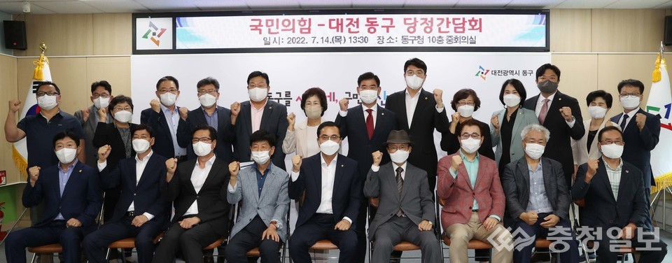 ▲ 당정 간담회 참석자들 모습(앞줄 가운데 박희조 구청장)