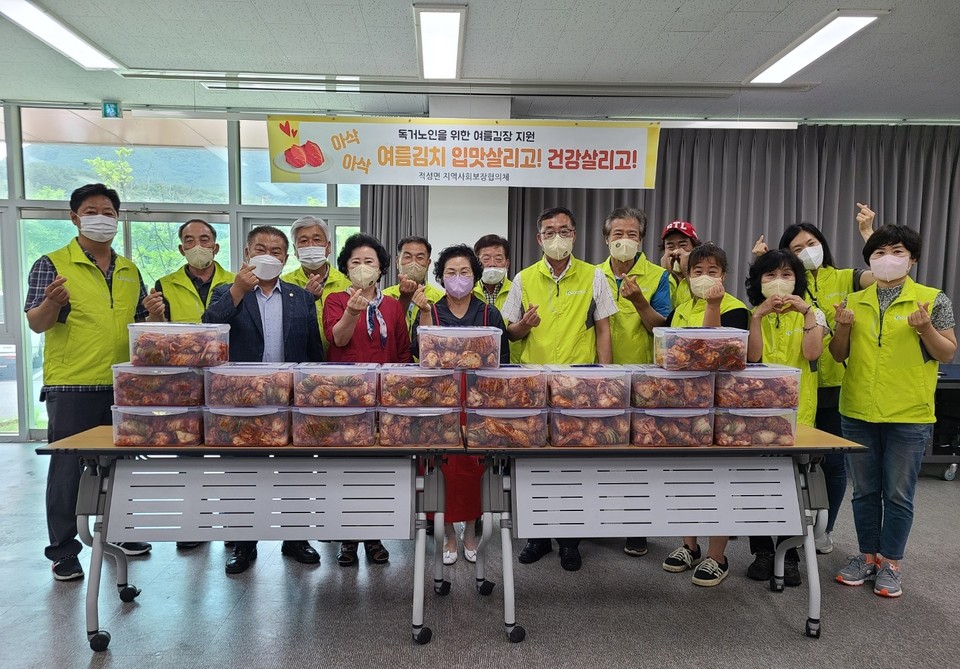 ▲ 단양군 적성면지역사회보장협의체 위원들이 정성껏 맛나게 담근 여름김장을 이웃에 전달하기 전, 단체사진을 촬영하고 있다. 사진=단양군제공
