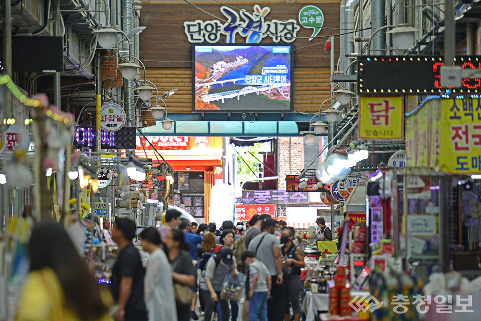 ▲ 단양 구경시장을 방문한 관광객들이 갖가지 진열된 상품을 둘러보고 있다.