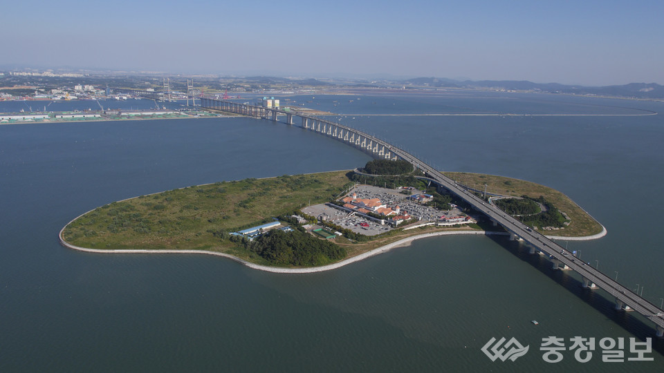 ▲ 서해대교 행담도 전경, 평택시와 시민단체는 자기 앞바다 1000만여 평을 야금야금 매립하면서 지난 2000년 행담도 주변 공유수면 10만여 평을 매립하려 하자 평택평야 침수와 해양생태계 및 어장 파괴 등을 이유로 극렬하게 반대했다. 결국 당초 신 면적34만7000㎡(10만5000평)에서10만1618㎡(3만1000평)가 줄어든면적으로 매립돼 사업성 등 경쟁력이 떨어져 20년이 지난 현재까지 잡초만 무성한 채 방치되 고있다. /당진시제공