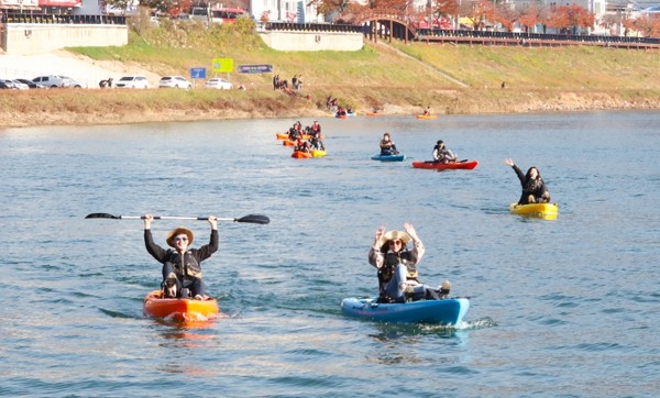 ▲ 단양 상진리계류장 일원에서 패들보딩 체험을 하고 있는 관광객들 모습. 사진=단양군제공