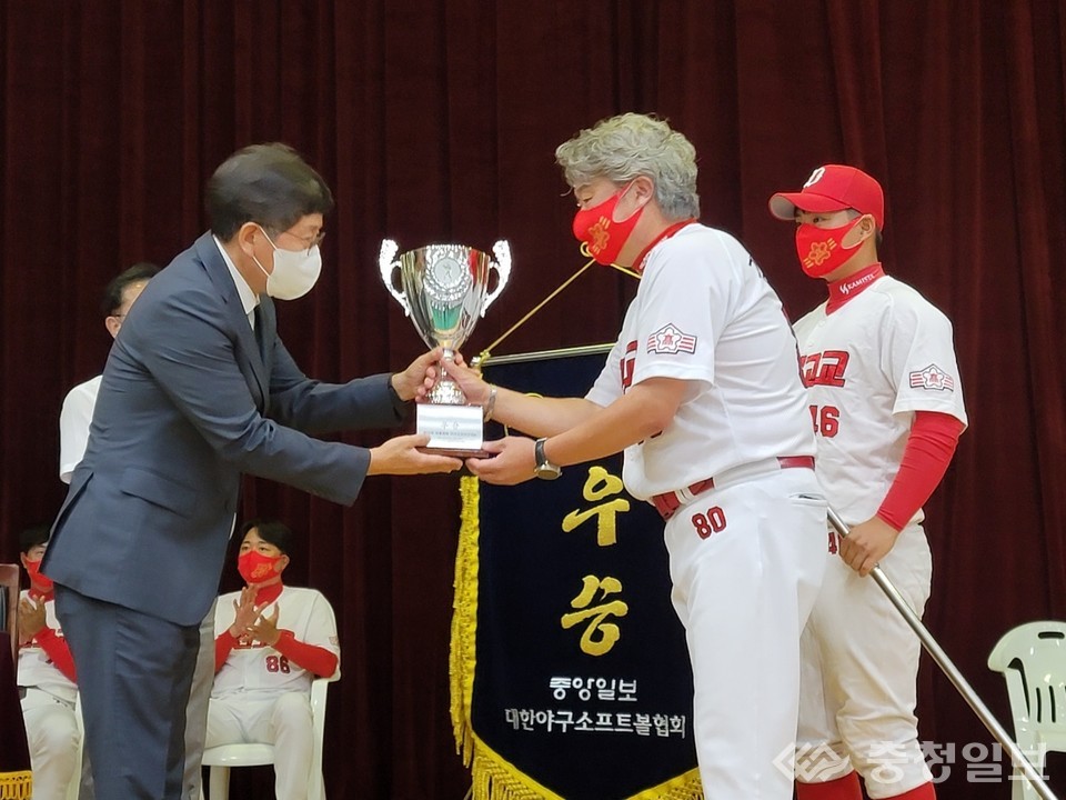▲ 대전체육회 이승찬 회장(사진 우측). 대통령배 야구대회서 우승한 대전고 방문