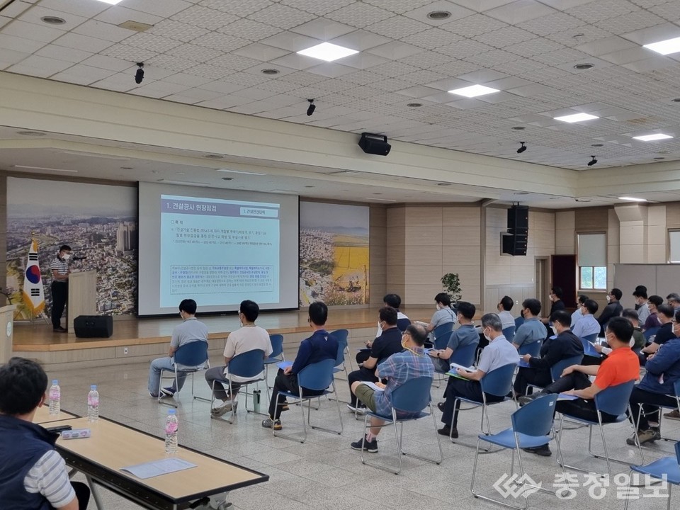 ▲ 지난 26일 서원구청 대회의실에서 건설사고 예방을 위한 ‘찾아가는 안전교육’이 열리고 있다.