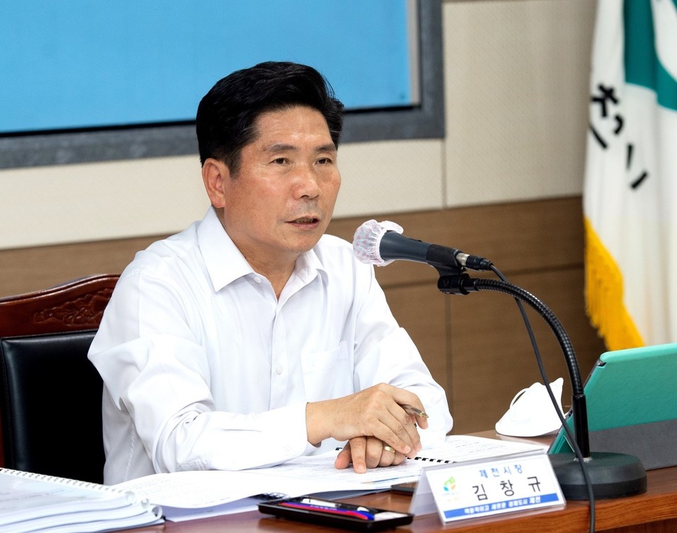 ▲ 김창규 시장이 공약사업 검토 보고회를 주재하고 있다. 사진=제천시제공