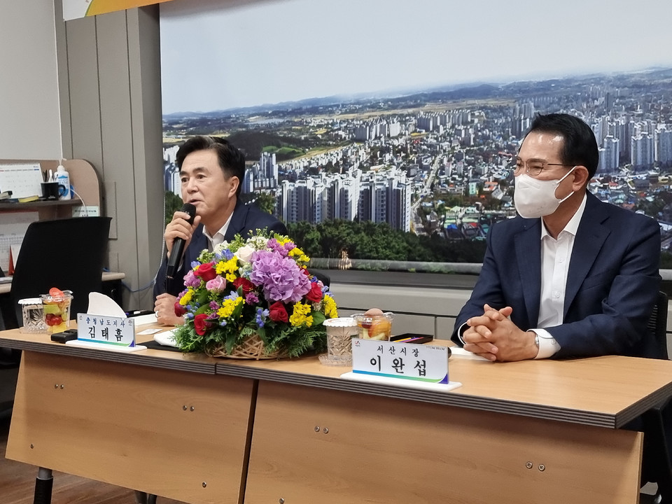 ▲ 김태흠 충남도지사가 지난30일 서산시청 기자회견실에서 언론인 간담회를 열고 있다.