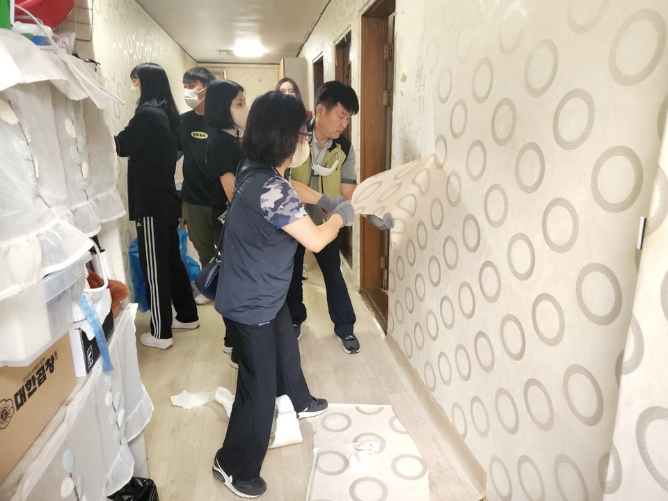 ▲ 청주 서원경신협 행복한집 만들기 봉사단이 지난 3일 복대2동 저소득 장애인 가구를 대상으로 주거환경개선 봉사활동을 실시했다.