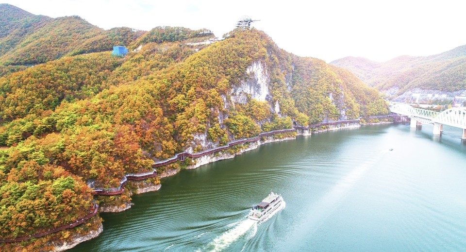 ▲ 단양강 잔도와 유람선. 사진=단양군제공
