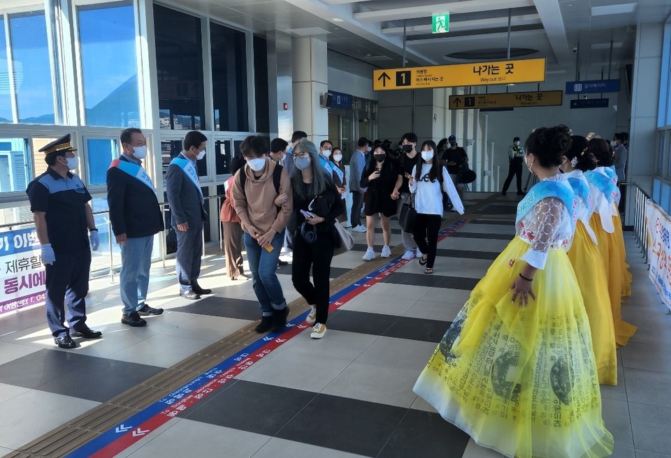 ▲ 엄태영 국회의원 등이 8일 제천역에서 고향을 찾은 귀성객들에게 환영 인사를 하고 있다. /사진=제천역제공