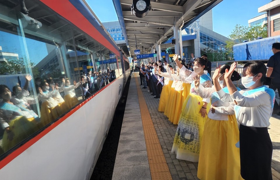▲ 엄태영 국회의원 등과 제천문화홍보단이 추석명절을 보내기 위해 고향 방문 기차에 오른 시민들에게 인사를 하고 있다. /사진=제천역제공