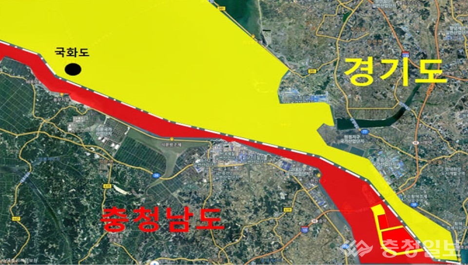 ▲아산만 해역 현황도: 오래전부터 충청남도(사진 빨간색)와 경기도(노란색)의 경계인 아산만 해역의 90% 이상이 경기도에 편중돼 불합리하다는 지적을 받아왔다. 이 같은 불합리를 개선하기 위해 최근 아산만 중앙항로와 육지로부터의 등거리 원칙 등을 적용해 해상 도계를 재설정해야 한다는 여론이다. 사진=당진해양발전협의회, 당진시개발위원회 제공